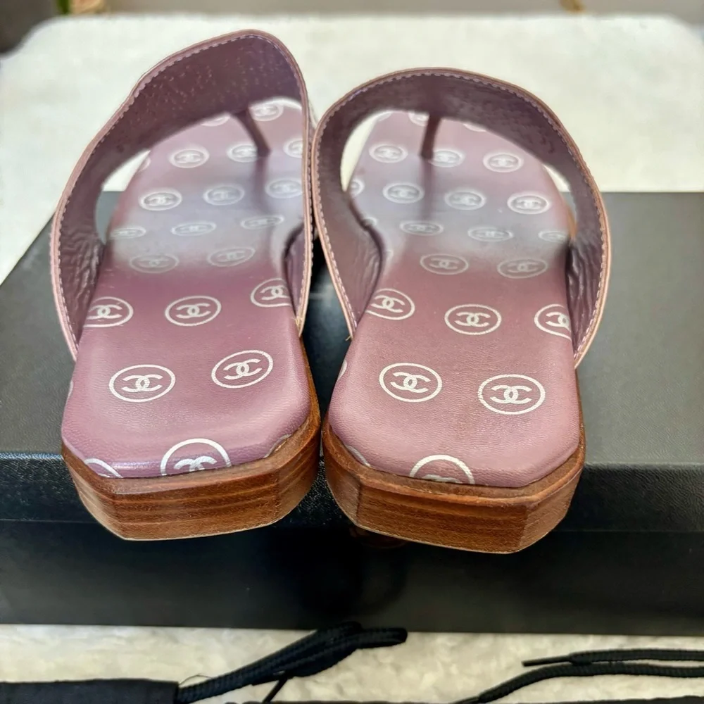 Chanel CC Logo Interlocking Purple Patent Leather Thong Sandals EU 37.5